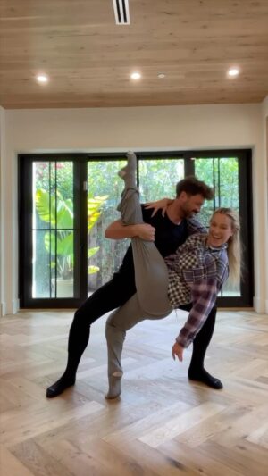 Maksim Chmerkovskiy Instagram - Starting the day off right with a little ChaChaCha 🫶🏻
I’ve really been missing using my body this pregnancy. I’ve been so busy with the other two babies that I’ve found little time for myself….let alone getting myself to the gym. I’m taking it day by day but when I get a second to chacha with @maksimc I’ll take it!!! 💃🏼❤️🎉

Who likes to dance in the morning?

#littlewins #6monthspregnant #couplegoals #couplevideos #couplelove #chachacha