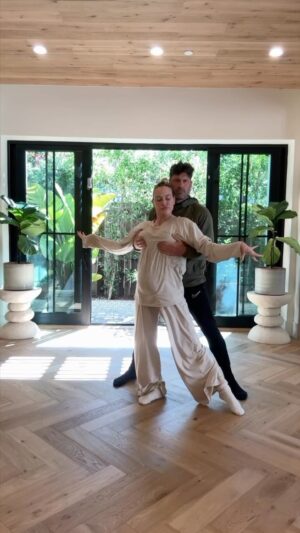 Maksim Chmerkovskiy Instagram - 💃🏼 HAPPY MONDAY EVERYONE 💃🏼

Let’s start this week off with a bang! Who will be watching @danceonfox tonight?! We will be 😝 Episode 5 @ 9pm PT 

#couplevideos #couplelove #6monthspregnant #lovers #dancers