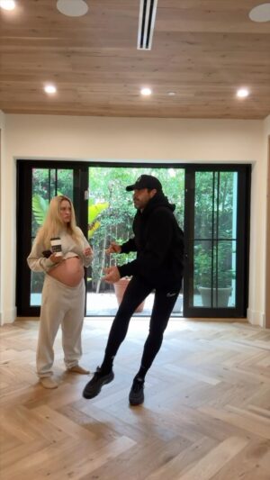 Maksim Chmerkovskiy Instagram - The dance content you all have been waiting for. 
What do you want us to dance next? 😂😂😂😂😂😂

Choreo @hernandeztatan30 

#couplevideos #couplelove #dancers #momlife #momtobe #7monthspregnant
