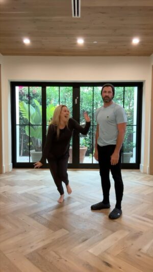 Maksim Chmerkovskiy Instagram - Don’t let @petamurgatroyd ‘surprise’ and happy smiles at the end fool you! 
Right after this first (and only) take she had to lay down for a nap. 
The time was 9:30a in the morning 😂😂😂😂😂