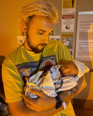 Maksim Golopolosov Instagram - Теперь я baby daddy.
Сынишку звать Лука.
Со мной Лука делит месяц своего рождения - ноябрь, а с мамой число - 15.
Интересный факт: Я, Настя и Лука родились в среду.