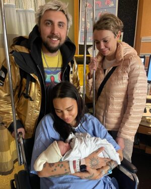 Maksim Golopolosov Instagram - Теперь я baby daddy.
Сынишку звать Лука.
Со мной Лука делит месяц своего рождения - ноябрь, а с мамой число - 15.
Интересный факт: Я, Настя и Лука родились в среду.