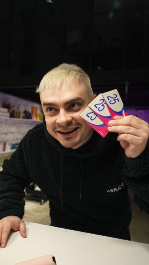 Maksim Starosvitskiy Instagram - Грати в йойо, годувати тамагочі, показувати паперові документи. Як це було давно🥲