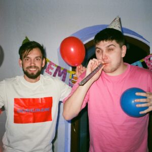 Maksim Starosvitskiy Instagram - ИСТОРИЯ ДЛИНОЮ В 9 ЛЕТ

После начала полномасштабнойвойны в Украние, деятельность канала стала невозможна. 
Наши ролики требовали больших ресурсов, локации, актеры, техника, большое количество людей за кадром и еще много мелких деталей. 
Первых 6 месяцев войны, у меня была финансовая возможность содержать команду. Но август месяц стал уже критическим и пришлось разойтись с некоторыми ребятами, так как мы уже не вывозили.
Это решение было принять очень тяжело, так как с ними мы работали уже очень и очень давно, но других выходов у нас не было.

На протяжении всего этого времени, мы держали офис, в надежде какого-то возобновления деятельности, но в этом месяце уже не смогли удержать и его.
Этот офис был чем-то большим чем просто офис. В нем придумалось более 100 видео. В нем ушло два участника команды, в нем пришли новые участники, в нем мы апнули долгожданные 4 млн подписчиков, в нем мы встретили коронавирус и войну. И сейчас с ним приходится прощаться. Морально принять это решение было очень сложно, это был реально мой второй дом. В том году, я там находился по 17-20 часов в день, а бывало даже неделями там ночевал. 
Теперь канал остался совершенно без ничего, но все трудности нам даны для того, чтоб их преодалевать и каждая трудность должна быть новой точкой роста. 

Мне очень тяжело с вами делиться такими не радостаными новостями, но поделиться с вами этим я обязан.

Огромное спасибо всем, кто до сих пор пересматривает ролики, это безумно приятно. Значит мы все делали правильно и ролики действительно актуальны долгое время. 

В общем, мы вернемся еще сильнее и будем благодарны вашей поддержке!) Вы - лучшие) ФОТО ОТ 22.02.2022