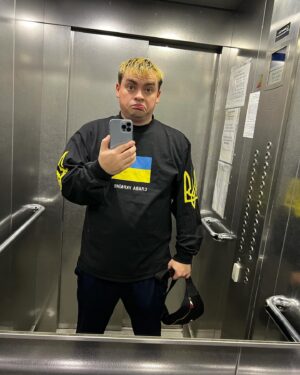 Maksim Starosvitskiy Instagram - Йоу, чуваки))) 
Майже 750 днів ми так з вами не здоровались) 
Цей рік у моїй сольній творчості був роком застою. Натхнення було дуже мало. 
Через це, ми мало з вами відверто спілкувалися, вибачайте)) тому зараз буде трішечки відвертості. 

Мало хто знає, що прям перед війною в мене знайшли онкологію, я майже не розказував про це, але в мене тепер немає щитовидної залози. 
Мало хто знає, що весь початок війни аж до грудня 2022 року я майже не памʼятаю, через процес реабілітації після операції, який повинен був бути максимально без стресу. Але стрес був на такому рівні, що я навіть не памʼятаю перші дні війні. 
Наша команда втратила повністю всі шляхи доходу, тому це був достатньо болючій удар для мене. Ми розпустили усіх з ким працювали довгі роки і більше не дійдемо до моєї мети в 10.000.000 на ютуб. 
Ще однією моєю мрією було попасти у Forbes 30 до 30, залишилось 25 днів до 30, як бачите, я просрав і цю мрію. 
У цьому році я хоча б памʼятаю майже все, мій фізичний стан у нормі, моральний майже теж, ми трішечки почали розвивати нові напрямки бізнесу, подарували вам приємні ємоціі з Укрзолото та ще деякими проектами у ТікТок. 

Тиждень назад, в мене перший раз за два роки, знов зʼявилось бажання розвиватися у своїй творчості.
В мене знов запалав цей вогник у очах. 
Сподіваюсь я не перегорю. А перегоріти я не можу собі дозволити, тому що чим більше я буду розвивати творчість, тим більше ми з вами зможемо робити гарних справ для наших захисників. Бо в цьому році, я дуже мало публікував звітів про свою допомогу, більшість допомоги була без медійного розголосу. Але я дуже дякую моїм друзям, які мені довіряють та під різні запити наших військових, можуть мені допомогти зібрати кошти. 

Вам я хочу побажати тримати свій моральний стан на високому рівні, не опускати руки та не переставати допомагати нашим військовим, бо тільки завдяки ним, у мене є змога писати цей пост. 

І окремо я хочу подякувати усім героям, які боронять нашу країну. 
Разом - ми переможемо 🇺🇦
З новим, 2024 роком вас ❤️