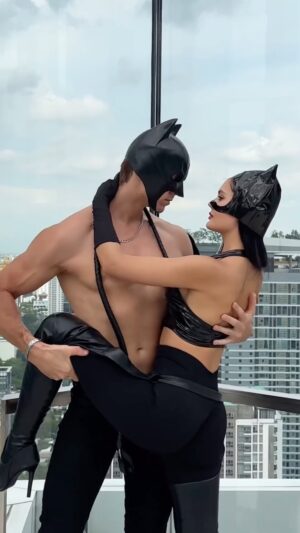 Maksim Zvonov Instagram - When she tries to be gentle 🐈‍⬛
.
.
#batman #catwoman #cosplay #city #virlvideo #couple