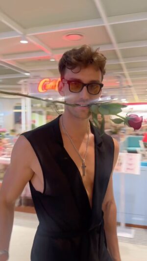 Maksim Zvonov Instagram - Happy Valentines day 😇🥰 
.
.
.
.
#valentineday #valentinesdaygift #bangkok🇹🇭 #thailand🇹🇭 #viralvideos #peoplereaction #cutevideos #flowersforyou #centralworld #girls #reactions