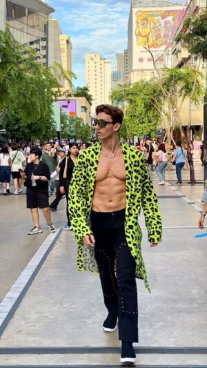 Maksim Zvonov Instagram - People reaction. Thanks to the @v.o.l.k.y brand for the stylish look. VOLKY -This is an opportunity to stand out from the crowd 😎
-
-
-
-
#walkingdownthestreet  #reactions #paparazzi #reactionvideo #viralvideos