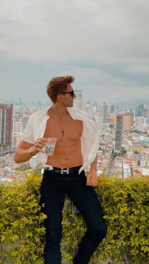 Maksim Zvonov Instagram - Send it to your beautiful friend who in your opinion is  AMAZING😻
-
-
-
-
#bangkok #thailand #beatifulview #youarethebest #foryou #forfriends