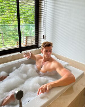 Maksim Zvonov Instagram - Time to relax 😇
@anantaralayanphuket 
.
.
.
#goodmorning #rest #phuket #bathroom #rest #thailandtravel