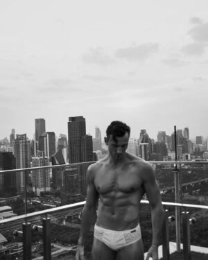 Maksim Zvonov Instagram - Если у вас  ни на что не хватает времени, а прежде всего на СЕБЯ, мне вас ЖАЛЬ!
 Да, жалость не самое лучшее чувство по отношению к другим людям… но именно такими я вас и представляю, ЖАЛКИМИ! 
 «Это звучит грубо!» - скажите вы. Но посмотрите правде в глаза. Изо дня в день ты живёшь привычной жизнью, на автомате, боишься  хоть раз свернуть с протоптанной  тропы… это же сложно для тебя! Начать делать что-то новое, внедрять новые полезные привычки и постепенно меняться в лучшую сторону… ( ТЫ хочешь либо ВСЁ И СРАЗУ ( а так не бывает ), либо просто не предпринимать ни каких действий ( это же сложно для тебя! встать на час раньше и заняться своим перевоплощением )… Поэтому ты и останешься таким же жалким, будешь ждать подходящего момента! Но я  вас огорчу, друзья, этот подходящий момент так  никогда не настанет… 

Секрет прост - брать и делать!