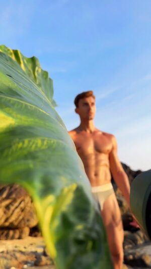 Maksim Zvonov Instagram - Another new photo experiment with @zobova_photo 
.
.
.
#thailand🇹🇭 #phuketbeach #modelphuket #underwearmodel #fitnesman