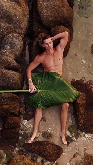 Maksim Zvonov Instagram - It’s a wild world out there 🌴

Ph: @zobova_photo 
.
.
.
#modelphuket #thailand🇹🇭 #viralvideos #nature #malemodel #sea #beach