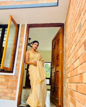 Malavika Satheesan Instagram - We needed full pictures too 🌝

#saree #kerala