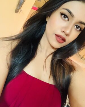 Malavika Satheesan Instagram - It’s in the eyes . Always the eyes 🎀✨

#instagram #love #pictureoftheday #picoftheday #red #eyes #wink #wingedliner #malavikasatheesan