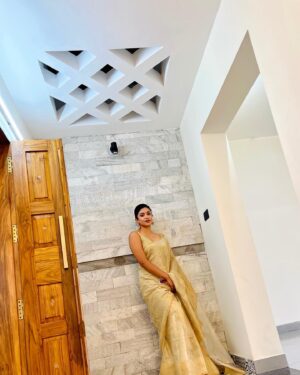 Malavika Satheesan Instagram - We needed full pictures too 🌝

#saree #kerala