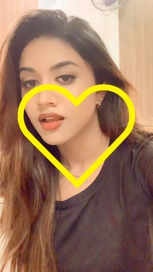 Malavika Satheesan Instagram - Wish I had someone to do this trend 🥹❤️

#photophonebooth #trendingreels #reels