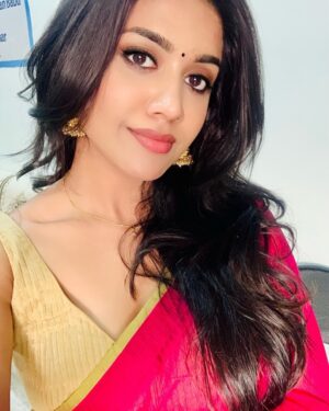 Malavika Satheesan Instagram - Jimiki kamal ✨🥸

#instagood #instagram #instadaily #pictureoftheday #vishu
