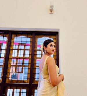 Malavika Satheesan Instagram - Gajra is love 🌸

#picoftheday #mallu #kerala #instagood #instafashion