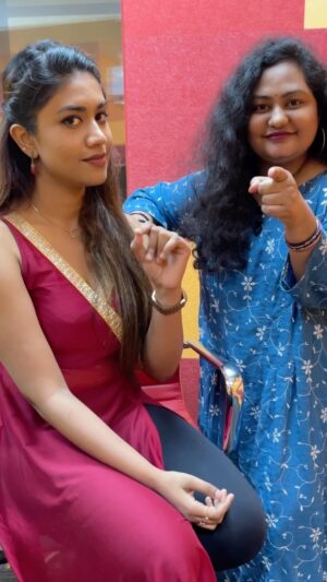 Malavika Satheesan Instagram - Malavika ki elanti qualities unna abbai kavalo cheparu kadha inka late enduku note cheseskondi abbailu 😉 
Also Boyfriend for hire movie is releasing on 14th October.Go watch at your nearby theatres.
Don’t Miss.

#movielovers #cinema #tollywood #boyfriendforhire #mirchiplus #kirrakkavya
