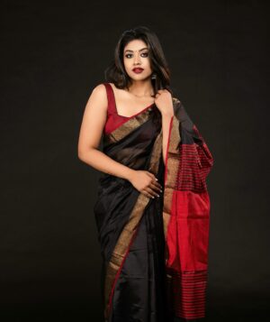 Malavika Satheesan Instagram - Laal ishq ❤️

PC : @raahuljnanadev 

#laalishq #saree