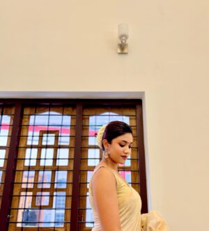 Malavika Satheesan Instagram - Gajra is love 🌸

#picoftheday #mallu #kerala #instagood #instafashion