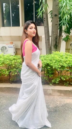 Malavika Satheesan Instagram - Ek tho Banta hai 

#slowmotion #reelsinstagram #reelitfeelit