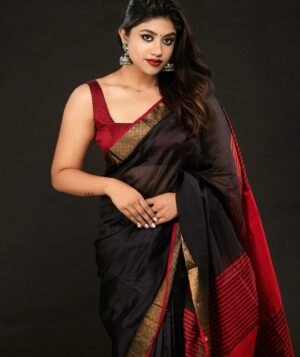 Malavika Satheesan Instagram - Laal ishq ❤️

PC : @raahuljnanadev 

#laalishq #saree