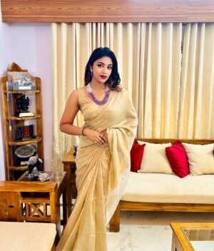 Malavika Satheesan Instagram - Look at this beautiful amethyst and pearl neck piece! ❤️ It is just so so stunning! Thanks a lot  @aaradhyagems for giving me such a lovely piece ✨❤️

#aaradhyagems #instagood #instahub #instagram #jewelry