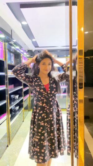 Malavika Satheesan Instagram - This hair ❤️✨😌

shapesluxurylounge #hyderabadsalon #reelitfeelit #ambiance #salon ##luxuryspa #bestsalonintown #hairtransformation