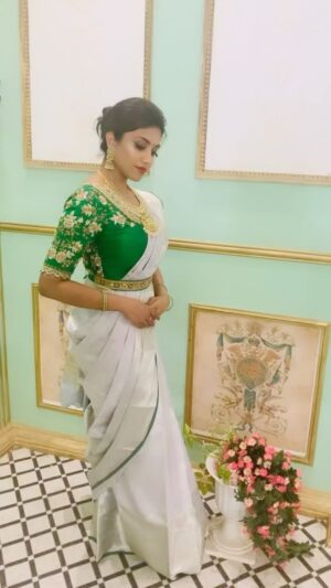 Malavika Satheesan Instagram - 2 moods 🥲🙃

#candid #explore #explorepage