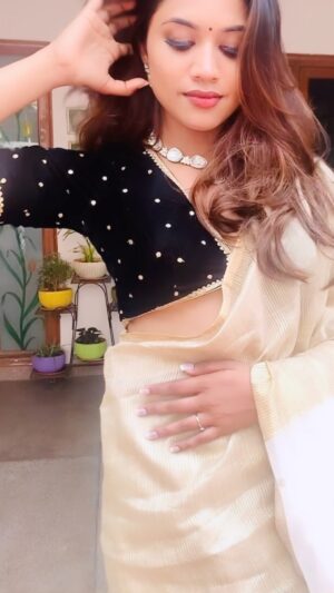 Malavika Satheesan Instagram - Have you guys seen ps1 ? 

Saree : @fabindiaofficial 

#saree #ps1 #trendingreels #trending #instahub #reelkarofeelkaro