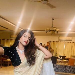 Malavika Satheesan Instagram - Starting with these ✨

#instagood #instagram #instalove #saree
