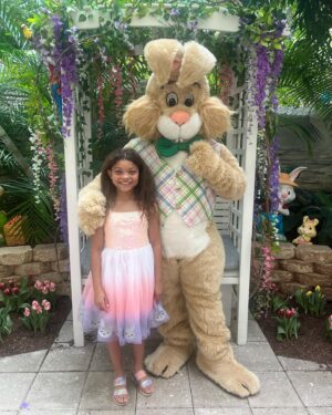 Maleaha Winfrey Instagram - Happy Easter Everyone 🐰🐰🐰 #happyeaster #gaylordpalms #easterbunny