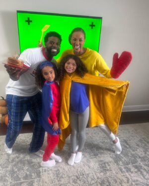 Maleaha Winfrey Instagram - Hey guys!! Make sure you catch the @wonderbreadusa commercial tomorrow during the @macys Parade to see me and my amazing friends!! @anjicorley @chef2bfit @michellebelle30 🍞🍞 ❤️💙💛 #wonderbread #macysparade #macysdayparade #happythanksgivng #actress #blessed #mixedkids #thankful #hollywoodkids #youthtalentconnection