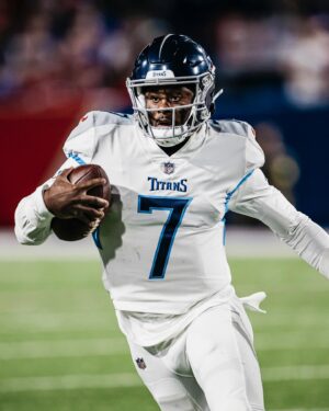 Malik Willis Instagram - Last night @malikwillis became the first rookie quarterback to play in the 2022 regular season. 

📸 @donaldppage x @titans
