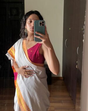 Malvika Nair Instagram - Ugadi Subhankankshalu 😊

P.S. thats a special saree, one of my favourite traditional weave looks. 

Guess the origin of my saree in the comments! 🪷

#saree #ugadi #indianweaves #indianweavers