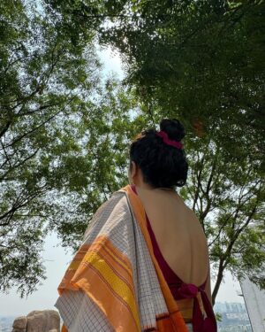 Malvika Nair Instagram - Ugadi Subhankankshalu 😊

P.S. thats a special saree, one of my favourite traditional weave looks. 

Guess the origin of my saree in the comments! 🪷

#saree #ugadi #indianweaves #indianweavers