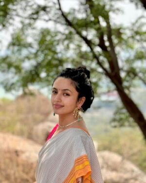 Malvika Nair Instagram - Ugadi Subhankankshalu 😊

P.S. thats a special saree, one of my favourite traditional weave looks. 

Guess the origin of my saree in the comments! 🪷

#saree #ugadi #indianweaves #indianweavers