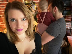 Malvína Pachlová Instagram - Neb tímto dnem vánoční shon skončí a začnou nám ty svátky klidu… ❤️🎄 joo a teď jen pohádky… A kdyby třeba trochu nasněžilo, tak by nám to určitě nevadilo. Tak vám my tři přejeme  krásné Vánoce a hlavně zdraví a lásku. ❤️🎄#merrychristmas #tohether #love #healthmorethananything #🎄 #🥳 @milanligac
