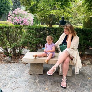Malvína Pachlová Instagram - Valldemossa… tak krásný místo… Noli byla nejvíc nadšená ze zahrady… běhání v labyrintu bylo samozřejmě úplně nejlepší. Musím říct, že ta její radost byla až dojemná… a nasmáli jsme se s ní #love #valldemossa #mallorca #enolavyletnice #labyrinth #❤️ @milanligac