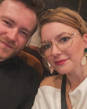 Malvína Pachlová Instagram - Měli jsme možnost shlédnout třetí sérii Ivety… byly to dechberoucí herecké výkony. Příběh, který tak trochu asi všichni známe, i když třeba jen z určitého úhlu pohledu a třeba i dost zkresleného médii. Už v prvním díle mi došlo, že byla chyba nevzít si kapesníčky a že, když si utírám slzy do košile, že to bude v dalších dílech ještě silnější. Bylo… smekám za to, co jste vytvořili. V úctě k Ivetě a jejímu příběhu. Smutný konec… to jsme ovšem věděli, jen jsme nevěděli, jak bude vypadat na plátně. A tak silně, vkusně a něžně se s celým seriálem a Ivetou rozloučit. Na tom můžete vidět, nakolik se celý příběh a natáčení stal součástí života celého týmu tvůrců.  Opravdu krásná práce… @anna_fialova_  byla neuvěřitelná, vtáhla vás a vzala za srdce… měla k sobě skvostné kolegy David Prachař jako Rychtář, Richard Krajčo jako Macura, Zuzana Zlatohlavková jako novinářka Gabi…vlastně víc nechci prozrazovat. Tleskám celému týmu za tak silný zážitek. S @milanligac děkujeme. ❤️
@anna_fialova_ 
@matej_chlupacek 
@podzimek_matej 
@the.mikesamir
@maja_hamplova 
@michal.reitler 
@richard_a_karin 
@patricie.pagacova 
@tvnovaofficial 
@voyo_cz 

#iveta #premiera #voyo #ivetabartosova #serial #zazitekkteryjsmepakpropovidalidonoci