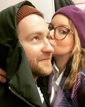 Malvína Pachlová Instagram - Premiéra byla a já jsem na něj děsně pyšná ( i když slovo pyšná není asi obsahem moc přesný vyjádření… 😂) prostě Milan byl výbornej… oba byli, úžasná hra a já kdybych se neovládla, tak se slzama úplně zajíkám snad až do teď. Návštěvy u pana Greena stojí za návštěvu MDMB. Je to silný a krásný. Pořád si o tom příběhu povídáme a rozebírame to, divadlo je v tomhle neuvěřitelný a nenahraditelný. Můj kluk má za sebou krásnou práci… Jsem šťastná, že jsem to mohla vidět. A teď se uvidíme i doma. Juchu ❤️ @milanligac #mdmb #navstevyupanagreena #performance  #theater #premiere #together