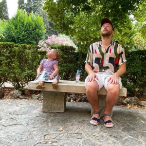 Malvína Pachlová Instagram - Valldemossa… tak krásný místo… Noli byla nejvíc nadšená ze zahrady… běhání v labyrintu bylo samozřejmě úplně nejlepší. Musím říct, že ta její radost byla až dojemná… a nasmáli jsme se s ní #love #valldemossa #mallorca #enolavyletnice #labyrinth #❤️ @milanligac