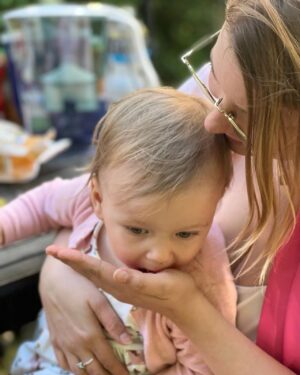 Malvína Pachlová Instagram - Tak kdybyste nevěděli… tak takhle se jí lyofilizované maliny… 😂 love her… my cute monster… je to prostě láska… #mygirl #mylove #happiness #daughter #❤️