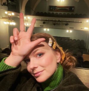 Malvína Pachlová Instagram - Tak 33… Nějak to furt nechápu…. To už bych asi měla být dospělá ne? To už bych měla všechno vědět a všemu rozumět a umět se správně rozhodnout?!… nebo ne?! 😂 jestli jo, tak je věk fakt jen číslo… co nějaký vrásky… na to nehraju… za to cokoliv jiného si zahraju ráda… 😂 dospělá si teda fakt nepřipadám…vlastně bych se považovala za mladou, jen mě vždycky překvapí, že třeba okolí už to tak nevnímá… 😂🙈 no jo 20 už to fakt není… ale teda já už bych to asi ani nechtěla…  starosti jako kam večer půjdu na víno a tak… 😂každopádně doufám, že ty další roky budou stejně zábavný jako do teď… ❤️ děkujuu #33 #narozeniny #býtstálemlád