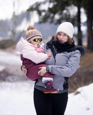 Malvína Pachlová Instagram - Tak jsme stihly hory… teda na chviličku a během noci sníh slezl… tak jsme ani sáně nezvládly… za to jsme super zmokly… ale i tak to bylo bezva… snad letos zvládne lyže, sáně, boby a dalšího sněhuláka…. Co vy? Už jste si letos někde v Česku zalyžovali? #winter #mountains #snoworrain #doesntmatter
