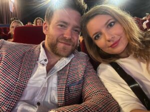 Malvína Pachlová Instagram - Včera jsme byli s @milanligac na premiéře filmu @nikdy_nehovor_nikdy_  bylo to po hodně dlouhé době, co jsme byli sami dva bez Nolinky a já byla asi po dvou letech v kině. Byl to krásný večer a film nám udělal takovou radost. Musím říct, že jsem dlouho neviděla něco takhle milého a vtipného. Myslím, že to bude film, který si budu každý rok pouštět ráda znova a znova. Úžasné herecké výkony v čele s @terakost Tomáš Maštalír @lenka_krobotova  a všichni ostatní. Moc děkujeme za krásný večer, držíme palce ať máte plno. #premiere #movie #cinema @bontonfilm #together #date #❤️