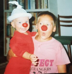 Malvína Pachlová Instagram - Tak 33… Nějak to furt nechápu…. To už bych asi měla být dospělá ne? To už bych měla všechno vědět a všemu rozumět a umět se správně rozhodnout?!… nebo ne?! 😂 jestli jo, tak je věk fakt jen číslo… co nějaký vrásky… na to nehraju… za to cokoliv jiného si zahraju ráda… 😂 dospělá si teda fakt nepřipadám…vlastně bych se považovala za mladou, jen mě vždycky překvapí, že třeba okolí už to tak nevnímá… 😂🙈 no jo 20 už to fakt není… ale teda já už bych to asi ani nechtěla…  starosti jako kam večer půjdu na víno a tak… 😂každopádně doufám, že ty další roky budou stejně zábavný jako do teď… ❤️ děkujuu #33 #narozeniny #býtstálemlád