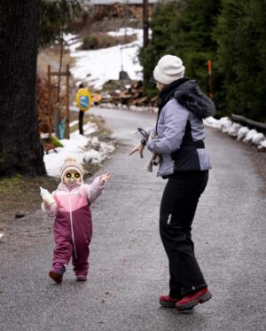 Malvína Pachlová Instagram - Tak jsme stihly hory… teda na chviličku a během noci sníh slezl… tak jsme ani sáně nezvládly… za to jsme super zmokly… ale i tak to bylo bezva… snad letos zvládne lyže, sáně, boby a dalšího sněhuláka…. Co vy? Už jste si letos někde v Česku zalyžovali? #winter #mountains #snoworrain #doesntmatter
